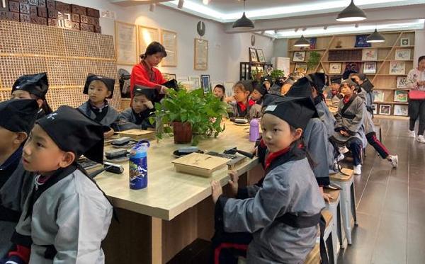 书院迎来曲江一小学子学习传统文化